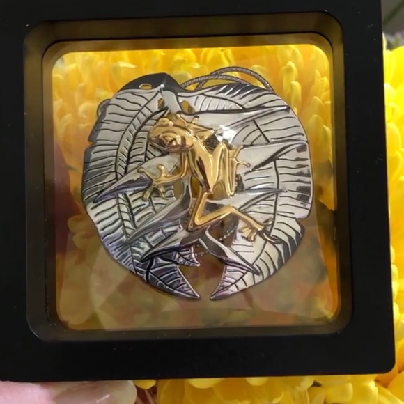 Rainforest Design®️Silver Collection, Frog pendant - Picture 3 of 6